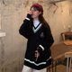 thumbnail image 4 of Suéter holgado de cuello en V de color liso estilo preppy para mujer, moda de otoño e invierno, prendas de punto bordadas, tops de punto casuales que combinan con todo, 4 of 5