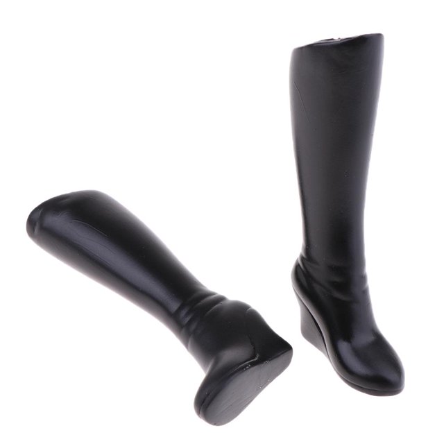6 botas de negras para mujer, para de accesorios de cuerpo de acción 12" Botas negras escala 1:6 para figura femenina de 12 pulgadas, caña alta hasta media pierna con acabado liso brillante y tacón integrado; una bota de pie y otra acostada sobre fondo blanco, alturas aproximadas 3.5–8.3 cm según talla.