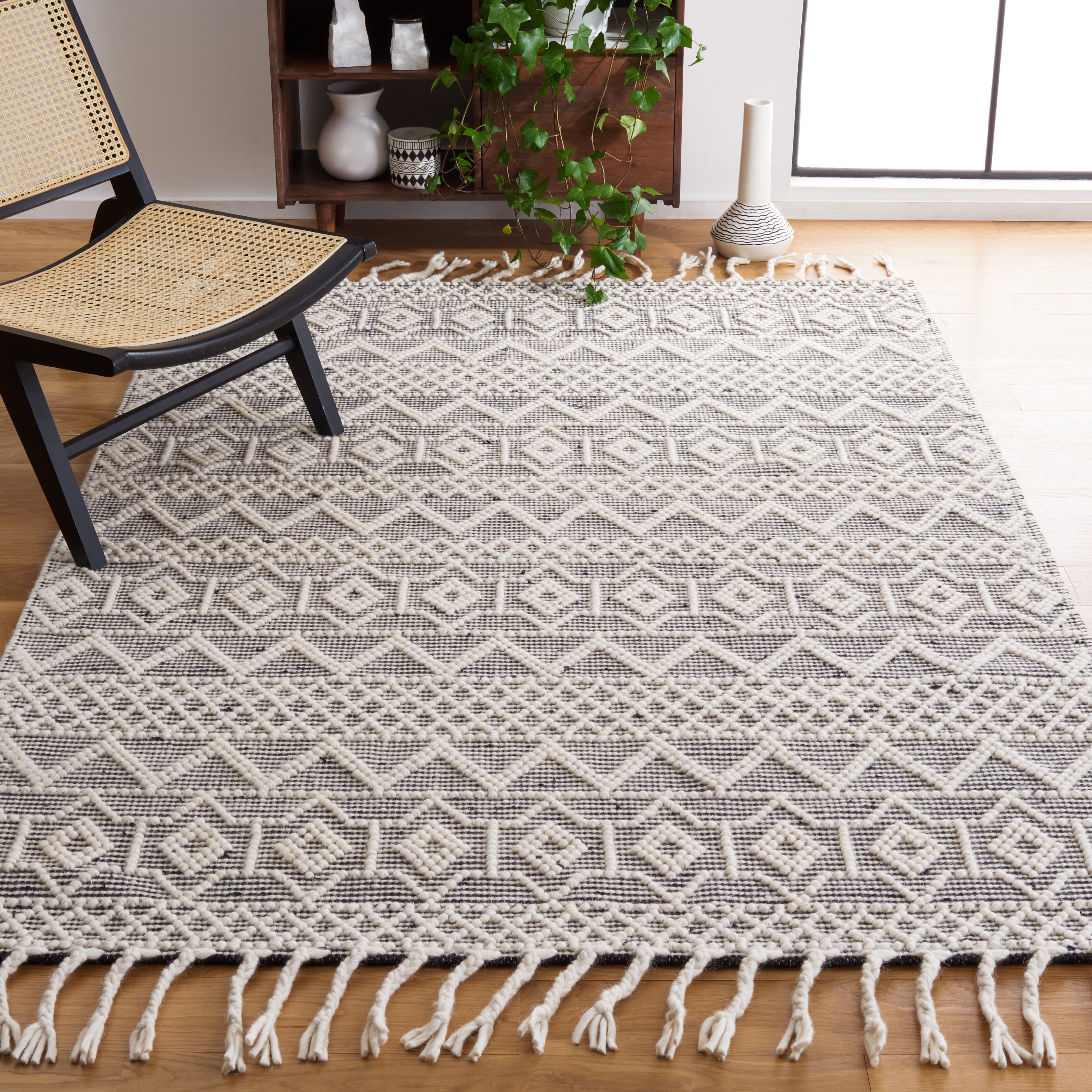 SAFAVIEH Natura Maralyn Southwestern Area Rug, Ivory/Black, 5' x 8'