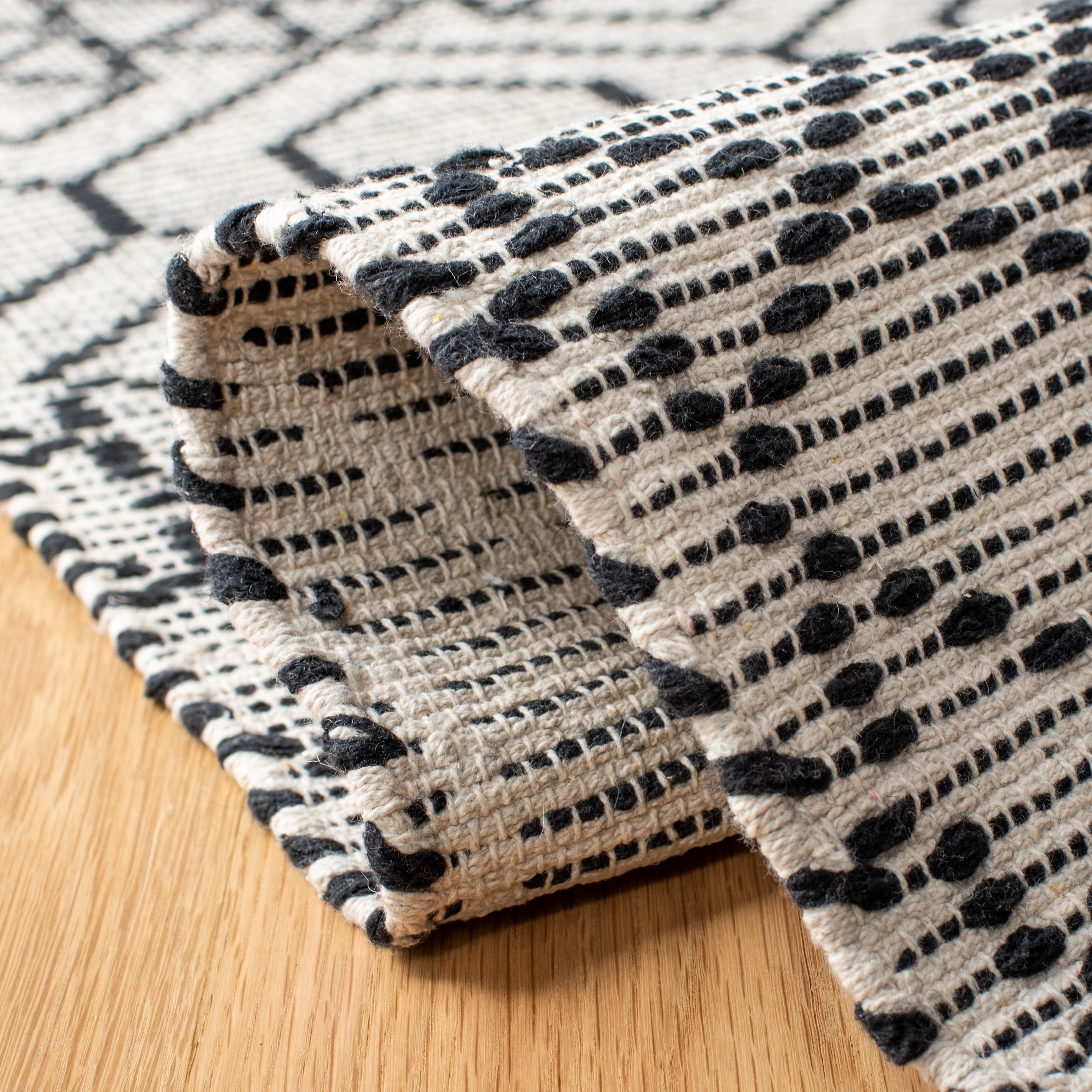 SAFAVIEH Montauk Lars Geometric Cotton Area Rug, Black/Beige, 3' x 5'