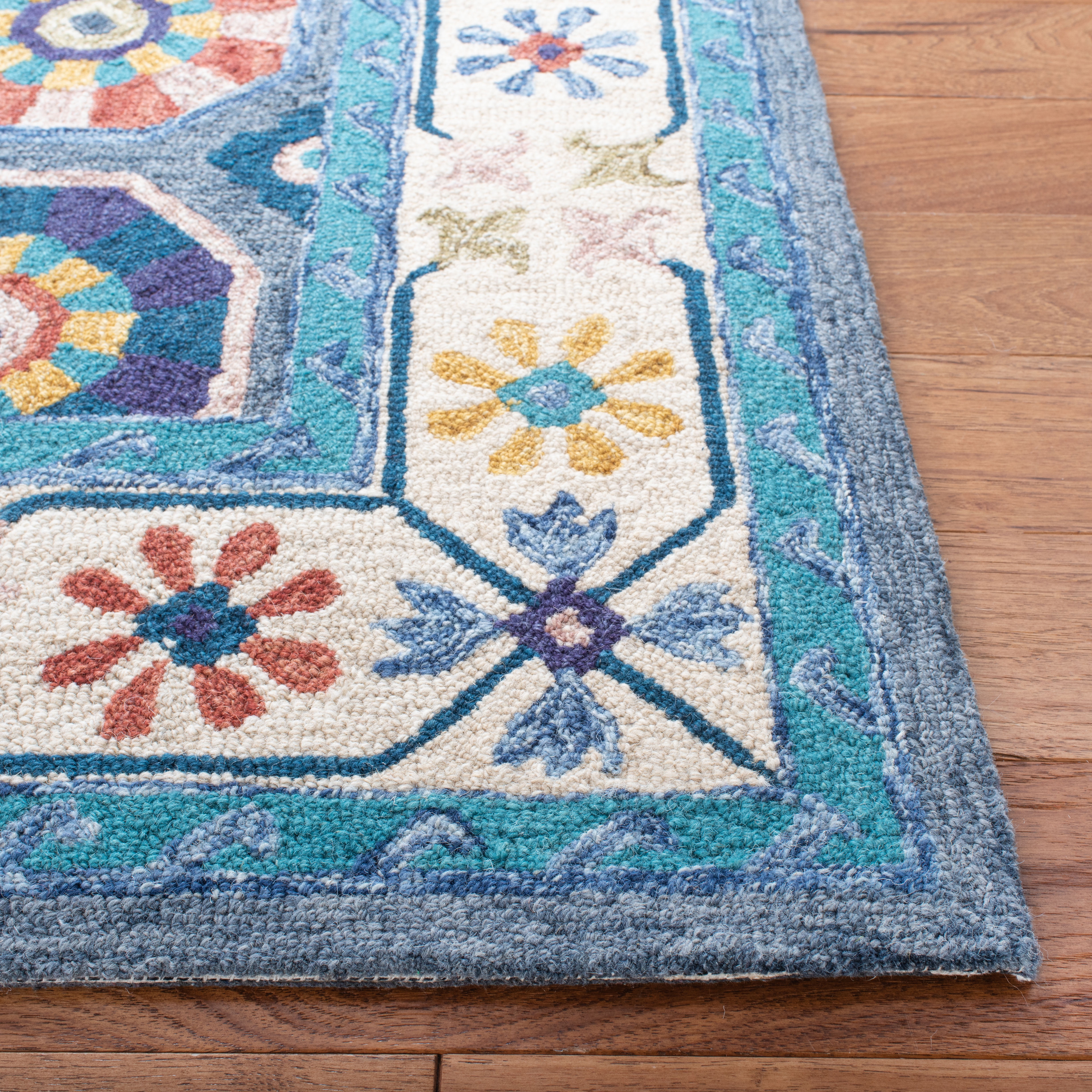 SAFAVIEH Metro Audra Medallion Area Rug, Blue/Ivory, 4' x 6'