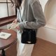 thumbnail image 2 of Bolso Mano Tipo Cubo para Mujer Hobo Gamuza Con Cordón Viajes, 2 of 9