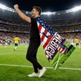 thumbnail image 3 of Bandera de Fútbol con Mangas de Brazo Bandera Del Cuerpo Del Ventilador Del Manto para la Copa Del Mundo 2026 Estados Unidos Canadá México, Poliéster, 150 X 90 cm, 3 of 5