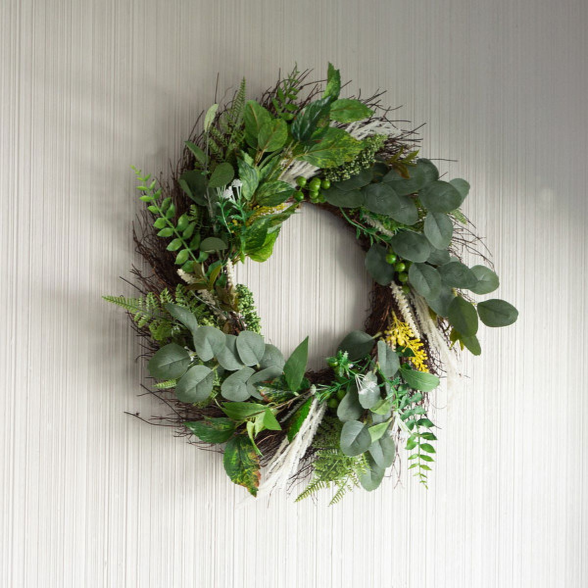 Pure Garden 22-Inch Artificial Sweet Anne Eucalyptus Wreath for Home Décor