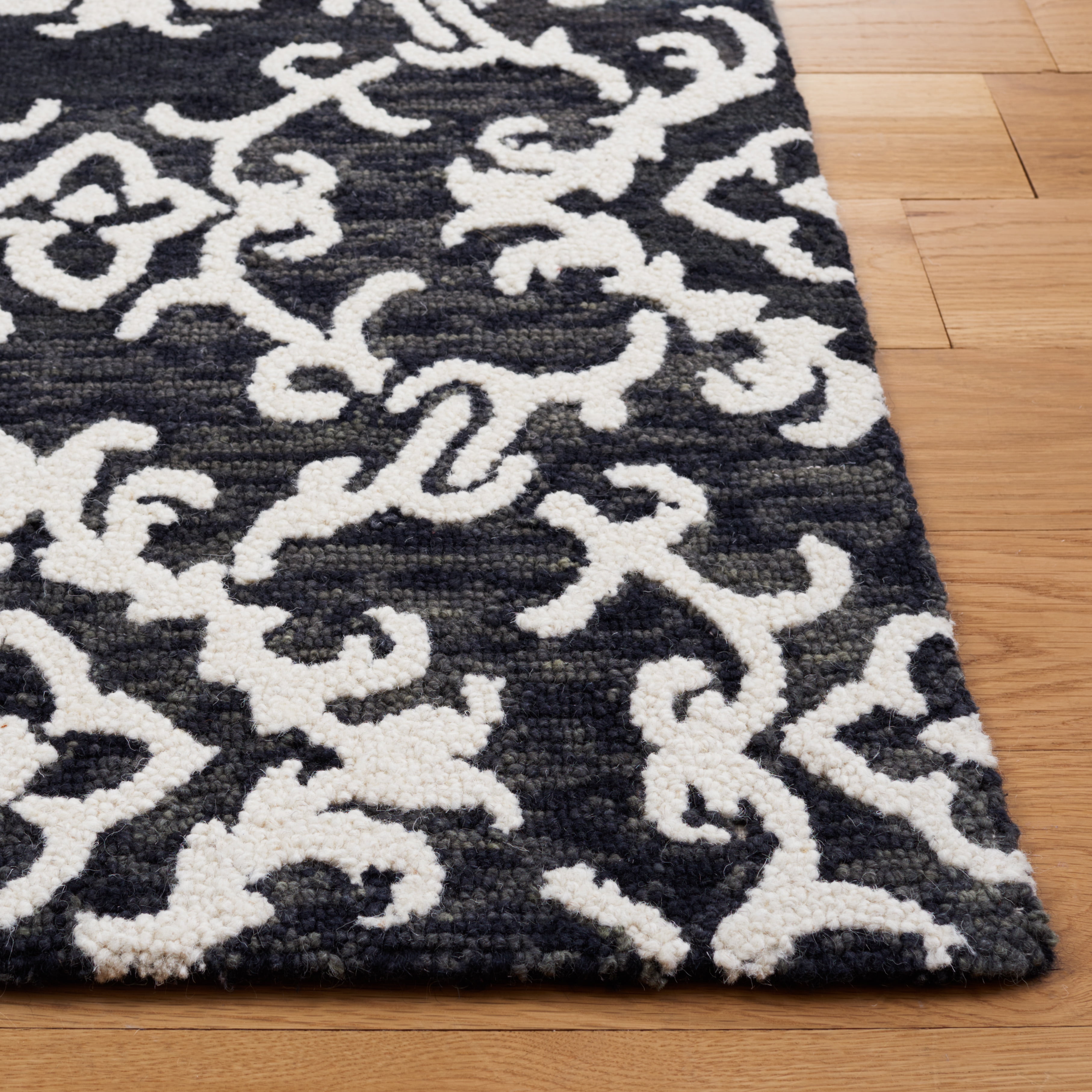 SAFAVIEH Blossom Cletus Damask Area Rug, Black/Ivory, 5' x 8'