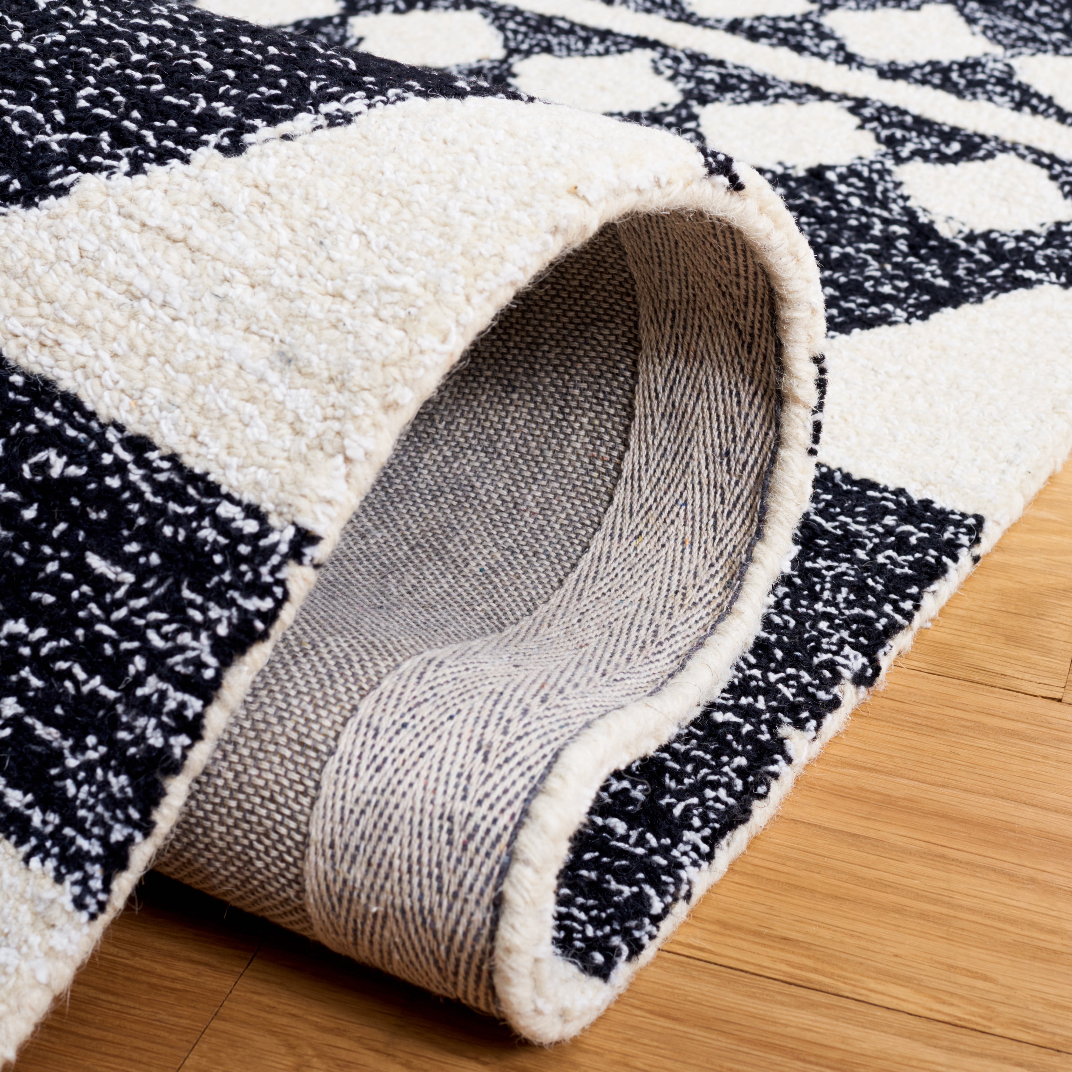 SAFAVIEH Capri Roger Southwestern Area Rug, Black/Ivory, 3' x 5'