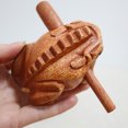 thumbnail image 5 of Rana de la suerte de madera, artesanía tradicional tailandesa, instrumento musical que croa, decoración para el hogar y la oficina, adorno tallado Fengshui, juguete para niños, regalo, 5 of 5