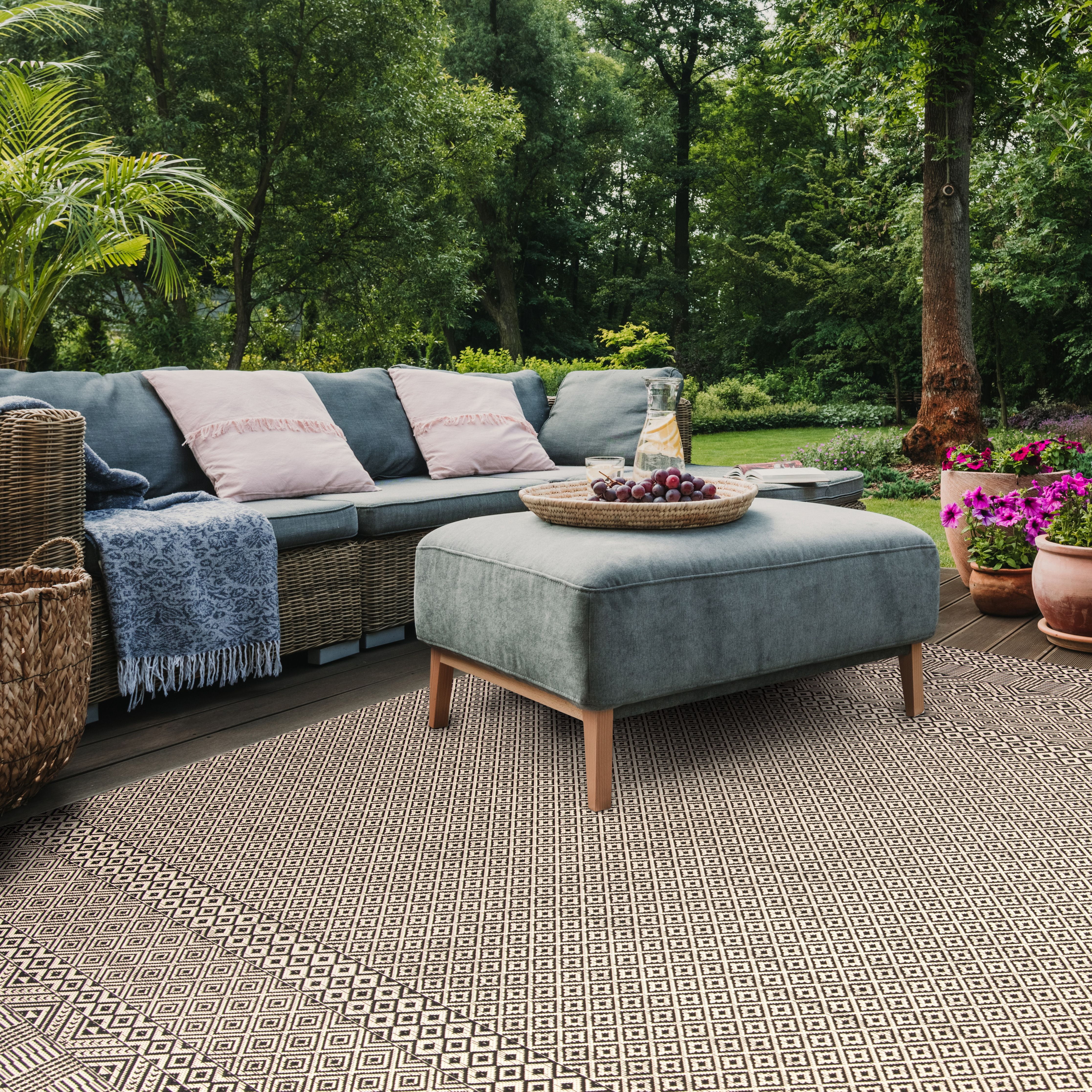 Safavieh Courtyard Naomi Geometric Indoor/Outdoor Area Rug, Beige/Black, 8' x 10'
