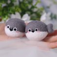 thumbnail image 4 of Nuevo kit de material para principiantes de peluche de lana de fieltro hecho a mano para hacer muñecos de bricolaje, lindos y regordetes peces grises de capibara, juguetes de peluche, decoraciones de, 4 of 5