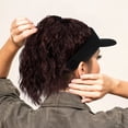 thumbnail image 3 of Gorra de béisbol con cola de caballo rizada: Peluca elegante para mujer - Cola de caballo alta con visera para uso diario y fiestas. Peluca sintética., 3 of 6