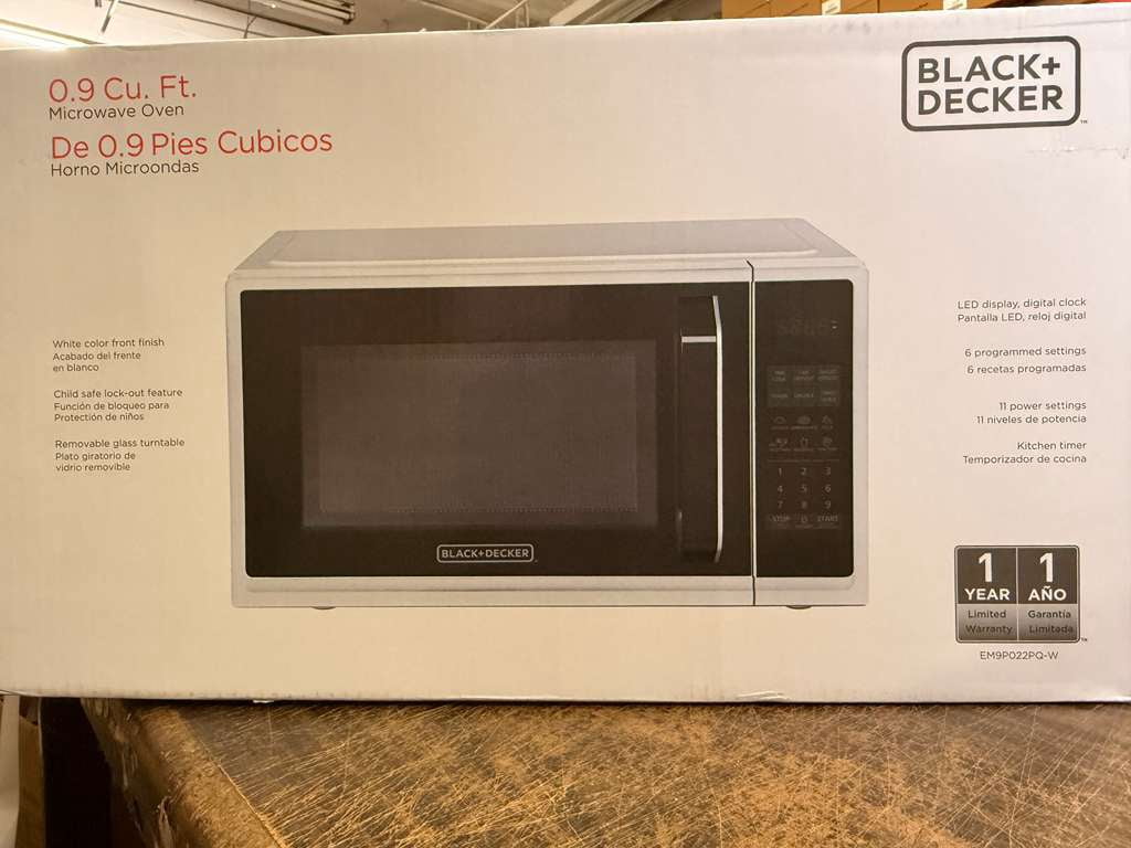 Black+Decker 0.9 Cu.Ft. LED display 900w Digital Microwave White
