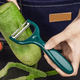thumbnail image 4 of Pelador de verduras original con hojas de acero al carbono, paquete de 3, 4 of 5
