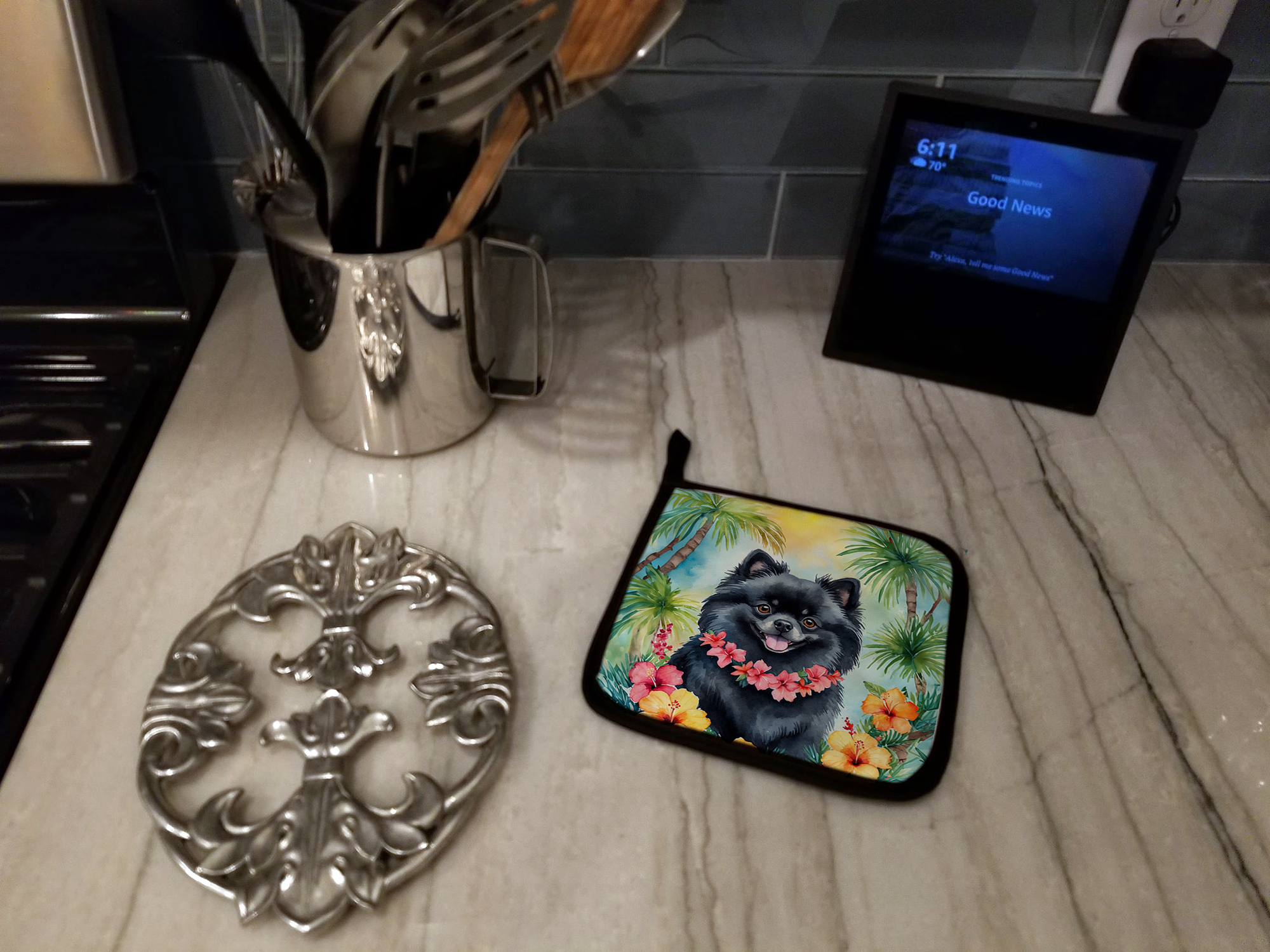 Carolines Treasures 7.5 x 7.5 in. Unisex Pomeranian Luau Pair of Pot Holder
