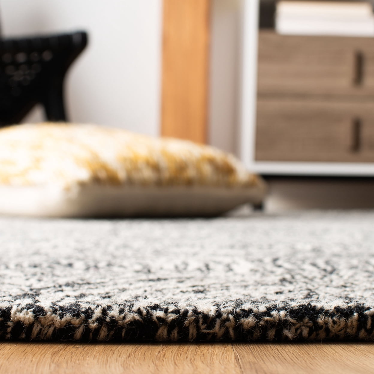 SAFAVIEH Micro-Loop Catrine Abstract Ogee Wool Area Rug, Black/Ivory, 8' x 10'
