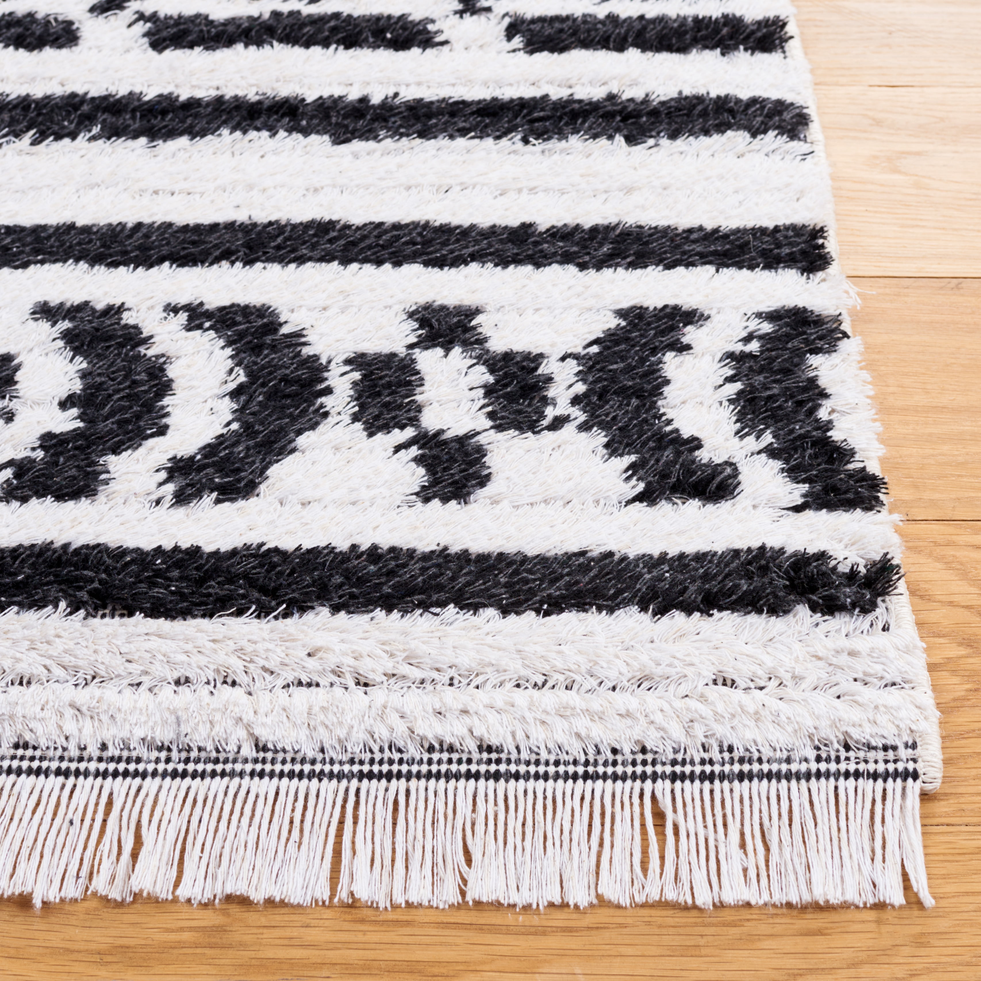 SAFAVIEH Augustine Emmett Geometric Area Rug, Black/Ivory, 6'4" x 6'4" Square