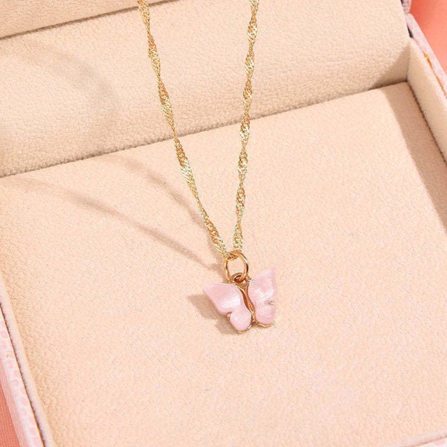 chic mariposa colgante collar simple aleación gargantilla cadena para las , regalos para chicas para mujer - rosado collar con colgante de mariposa rosada en cadena dorada, vista frontal centrada; mariposa esmaltada rosa claro con borde metálico, cadena trenzada dorada y cierre de resorte visible sobre fondo acolchado tipo estuche. Longitud ajustable 51–80 cm; ideal para realzar el escote o como regalo para mujer y niñas.