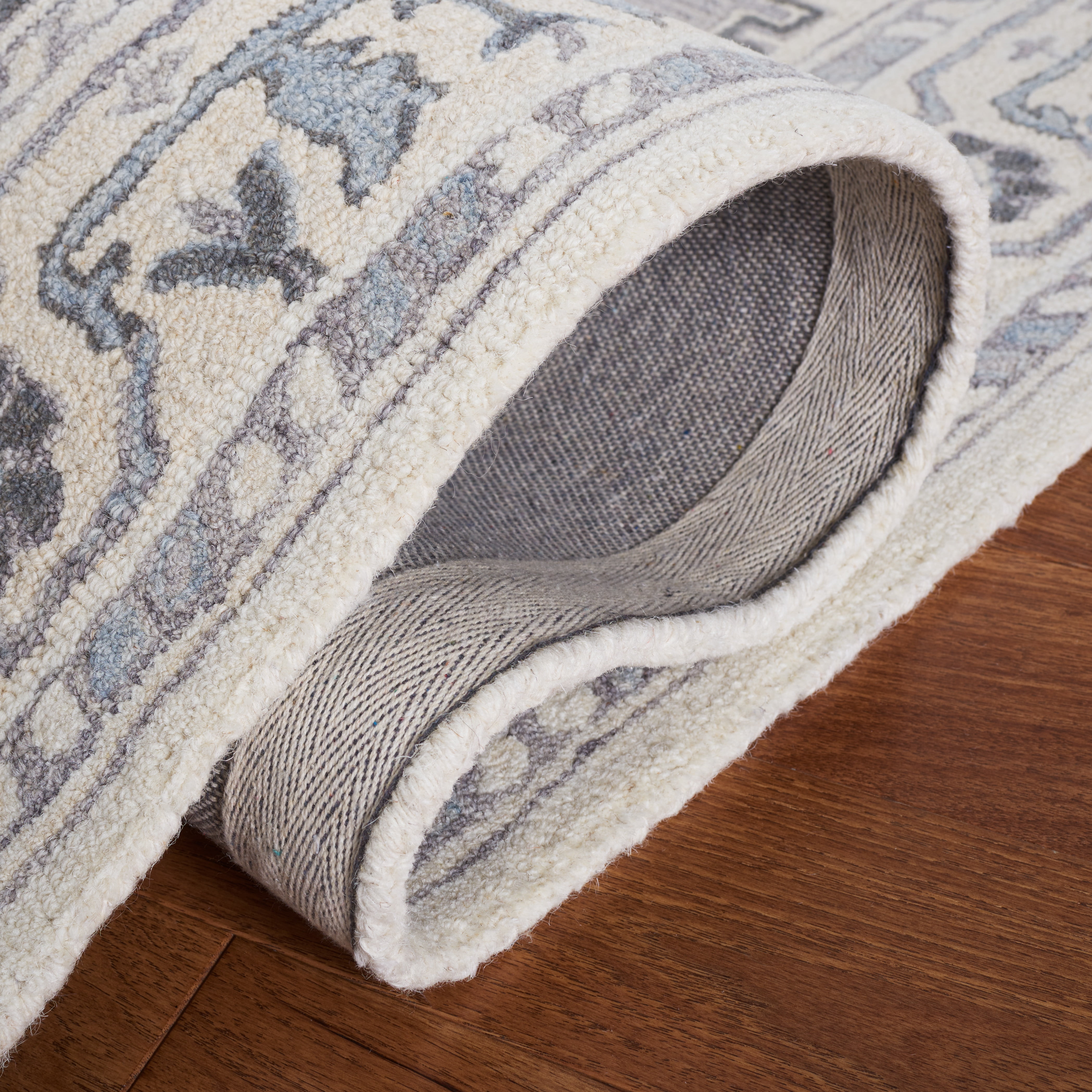 SAFAVIEH Metro Bevis Medallion Area Rug, Grey/Ivory, 4' x 6'