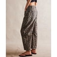 thumbnail image 2 of Jeans cropped de pierna ancha tiro medio con estampado de leopardo M, 2 of 4