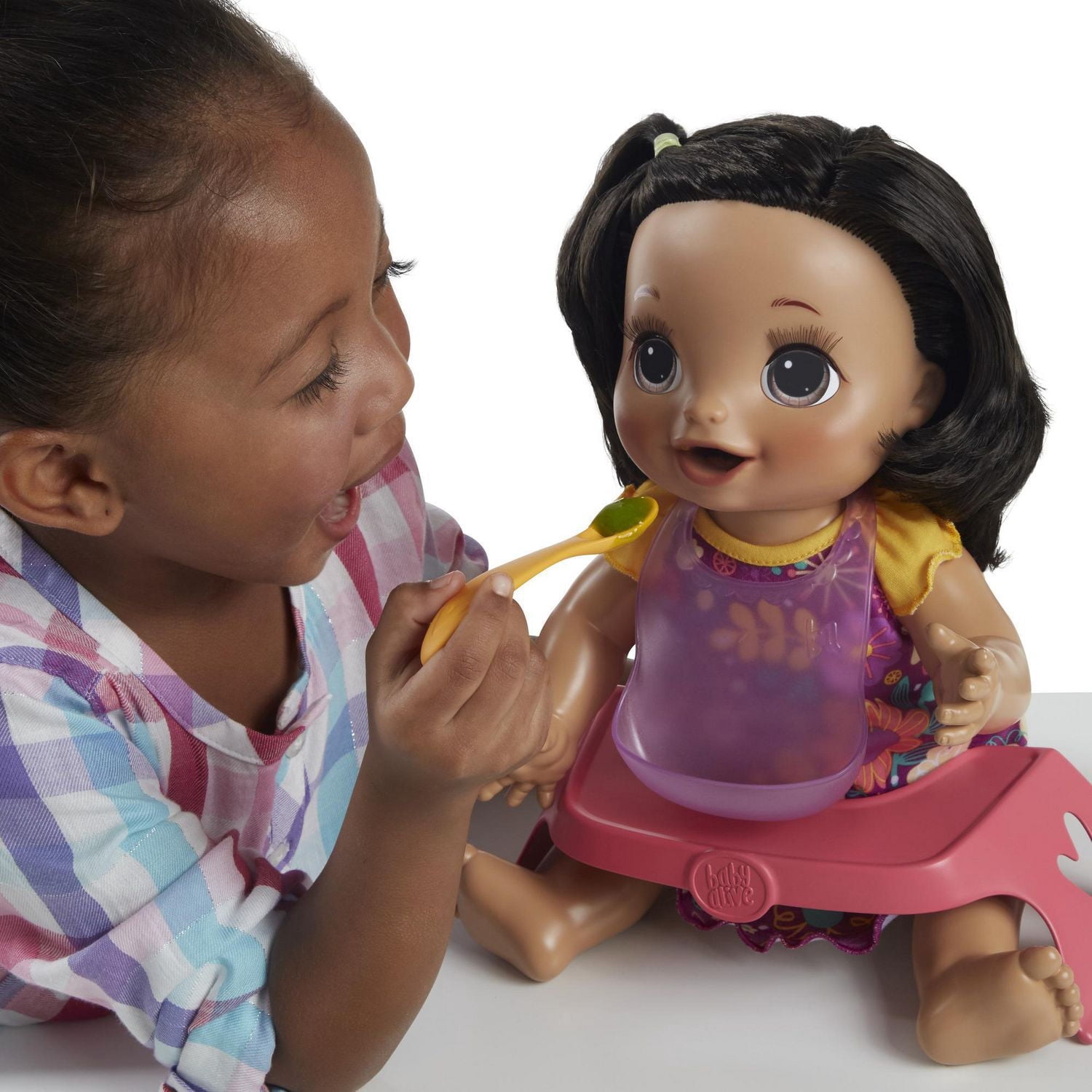 Baby Alive, poupée Bébé adore manger, aux cheveux noirs et lisses, plus de 50 sons et phrases, mange et fait caca, boit et fait pipi, pour enfant, à partir de 3 ans