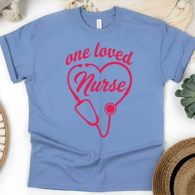 T-Shirt pour Femmes « One Loved Nurse », T-Shirt Graphique Cœur avec Stéthoscope, CarolinaBlue, Taille M