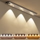 thumbnail image 1 of Luz LED para debajo de los gabinetes con sensor de movimiento, tira regulable para cocina y armario, recargable por USB, perfecta para gabinetes, botelleros e iluminación nocturna, 1 of 5