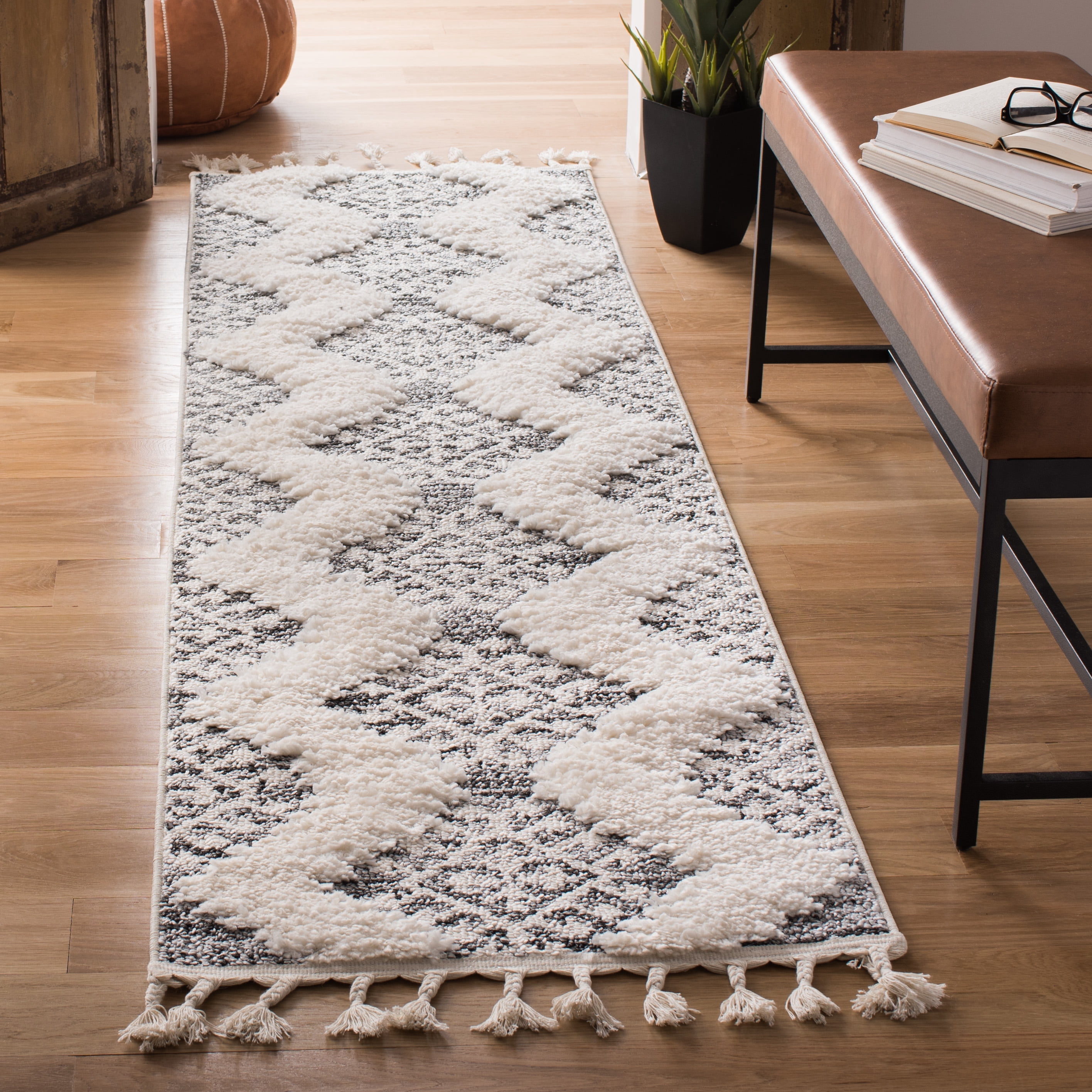SAFAVIEH Moroccan Tassel Desmond Southwestern Shag Runner Rug, Ivory/Grey, 2'3" x 22'