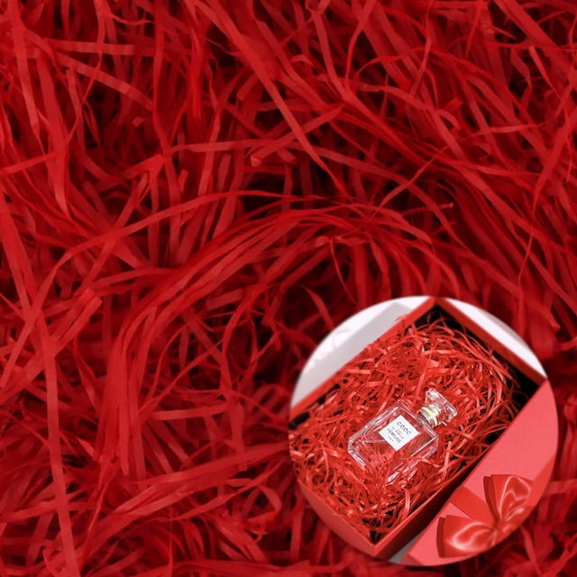 rojo - papel triturado, hierba de pascua, papel de relleno de regalo, papel triturado de 200g vista cenital: tiras finas de rafia de papel de seda rojo llenan el encuadre; inserto circular en primer plano muestra una caja de regalo roja abierta con las mismas tiras como relleno y una pequeña botella de perfume dentro, textura arrugada y aspecto ligero, ideal para decorar cajas y cestas.