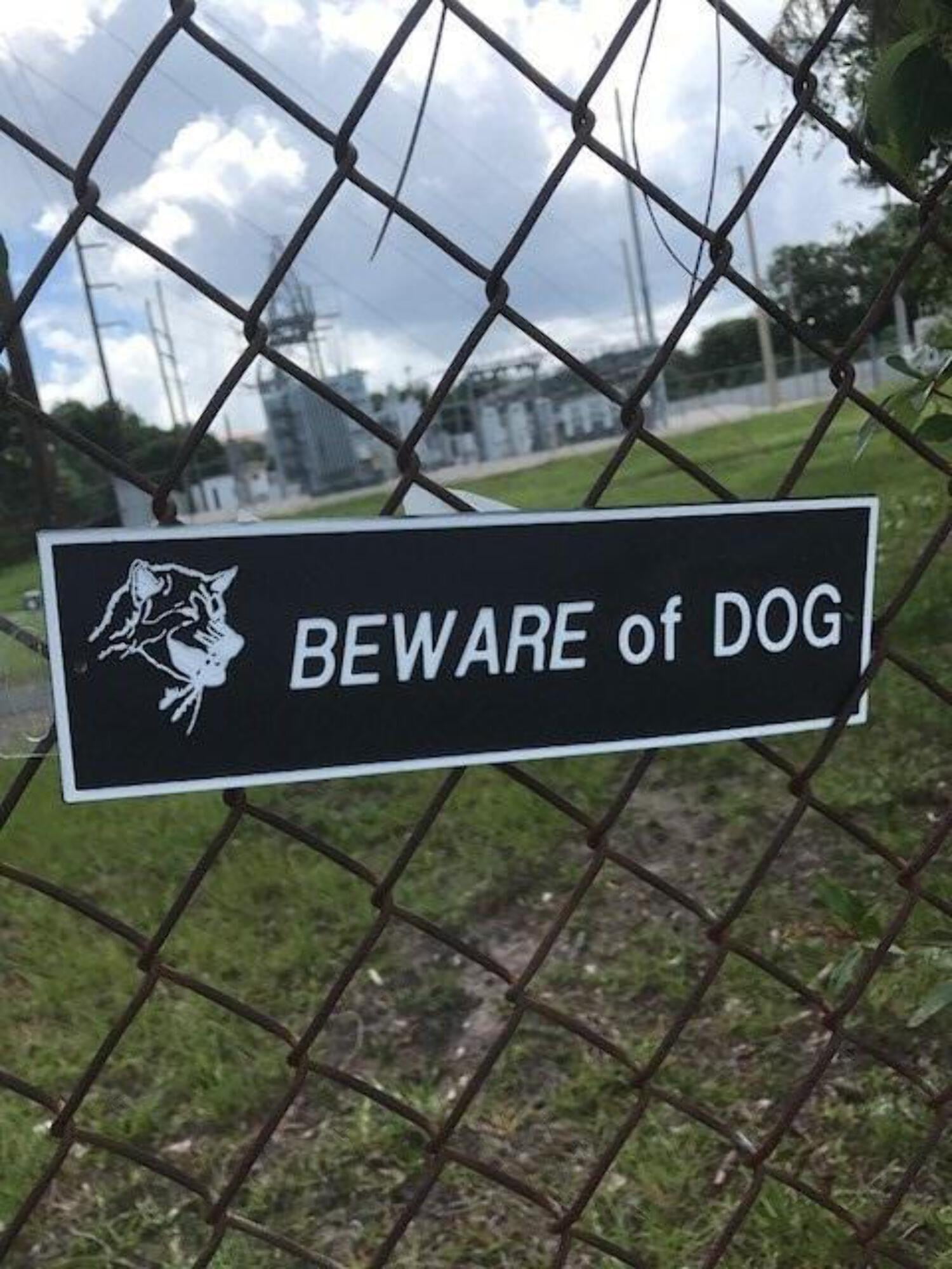 VSafety Cartello 'Attenti Al Cane - Mordi' | 150x100 Mm | In Plastica Rigida Gialla | Per Recinzioni, Cancelli, Portoni | Uso Interno/Esterno - 2