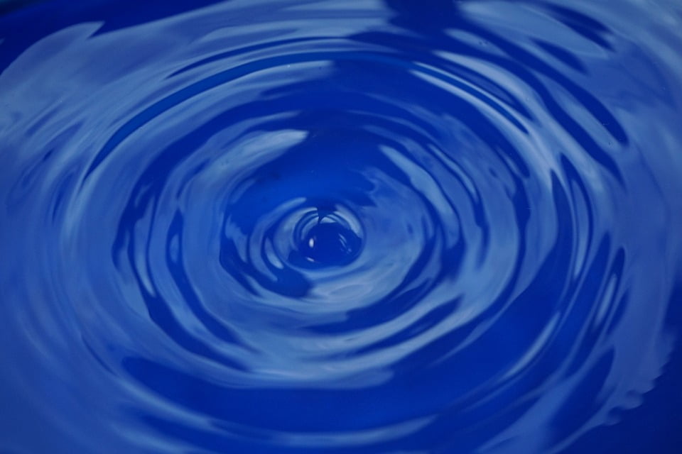 Воды до 10 16 с. Волны на поверхности воды. Волны на поверхности жидкости. Концентрические волны. Постмодерн синий волны.