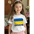 thumbnail image 1 of Camiseta holgada informal para niña - 100 % algodón, suave y transpirable, con estampado de la bandera de Ucrania y letras en inglés. Cuello redondo deportivo con puños acanalados. Lavar a mano solo, 1 of 6