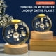 thumbnail image 1 of Fiudx Bola de Cristal Planetaria Brillante, Diseño de Galaxia de Astronauta, Luz Nocturna Rgb Cálida, Lámpara de Noche con Alimentación Usb, Elegante Decoración para El Hogar, Idea de Regalo Única, T, 1 of 4