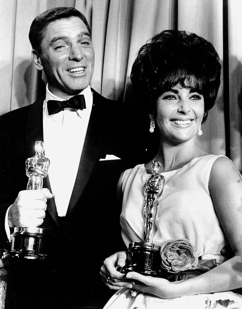 Elizabeth Taylor and Burt Lancaster holding Oscars statuettes Photo ...