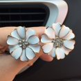 thumbnail image 2 of Paquete de 2 accesorios para coche con diseño de margaritas y flores, bonitos ambientadores para coche, clips de ventilación de aire con diamantes brillantes, decoración interior para coche, regalo (blanco) BANYUO Electrónica, 2 of 6