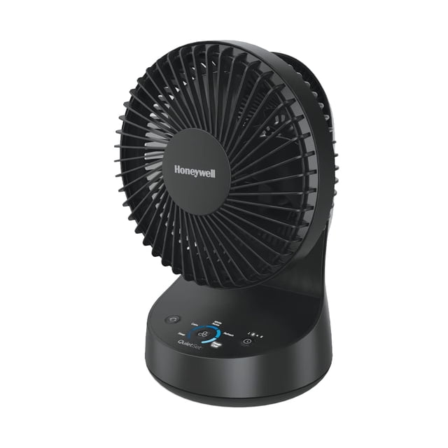 ventilador de mesa oscilante honeywell quietset 5 ventilador de mesa negro, vista 3/4 frontal con parrilla circular y logo Honeywell; base compacta con panel táctil QuietSet que muestra 5 niveles de velocidad y temporizador, asa integrada y diseño sin ensamblaje, ideal para enfriamiento personal en mesas, escritorios o mesitas de noche.