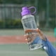 thumbnail image 4 of Botella deportiva de agua de gran capacidad de 1 L | Diseño resistente al calor y anticaídas | Correa portátil para actividades al aire libre, camping y fitness | Vaso de plástico apto para, 4 of 6