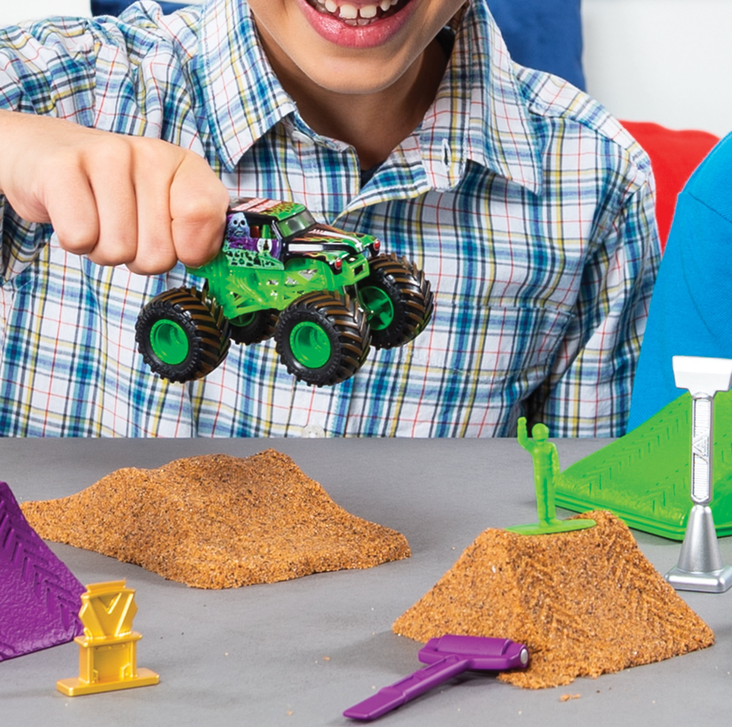 Monster Jam, Grave Digger Monster Dirt Deluxe Set, Featuring 16oz of Monster Dirt and Official 1:64 Scale Die-Cast Monster Jam Truck