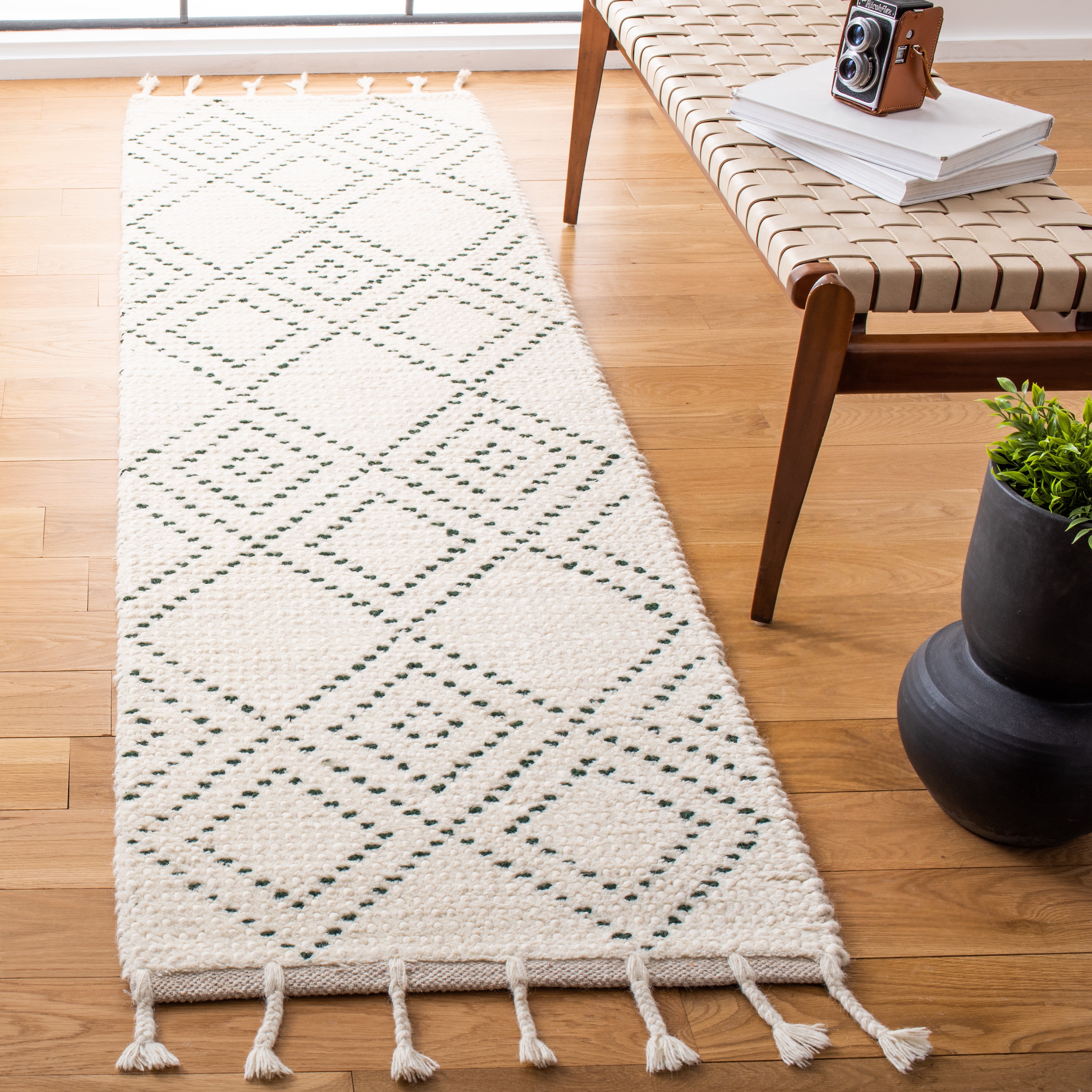 SAFAVIEH Casablanca Idella Diamond Runner Rug, Ivory/Green, 2'3" x 8'