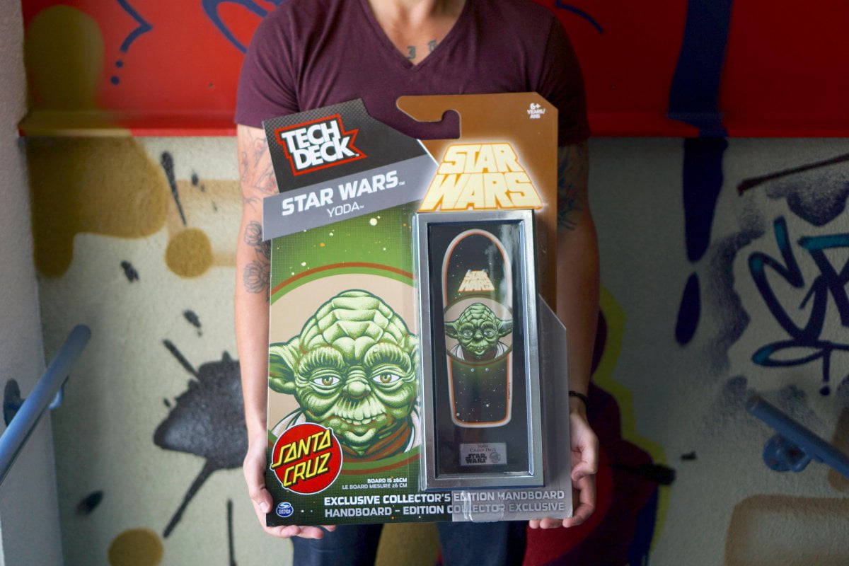 Tech Deck Tech Deck Exclusive Collector S Edition Hand Board Santa Cruz Star Wars Yoda Walmart Com Walmart Com