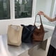 thumbnail image 3 of Bolso de mujer de fábrica, bolso de hombro retro sencillo, bolso de cubo de gran capacidad, bolso de axila de pu, bolso de madre e hijo de moda, 3 of 6