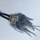 thumbnail image 5 of Diadema de plumas perfecl estilo Flapper de los años 20 Gris, 5 of 7