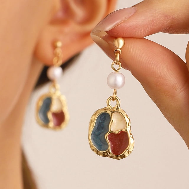 Pendientes de perlas irregulares a juego con colores contrastantes, pendientes de malla roja, pendientes tipo botón.