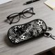 thumbnail image 4 of Funda para gafas con temática de fútbol, clip mosquetón, cierre de cremallera, material de neopreno suave, tamaño compacto, ideal para gafas de sol, gafas graduadas, llaves y accesorios pequeños., 4 of 6