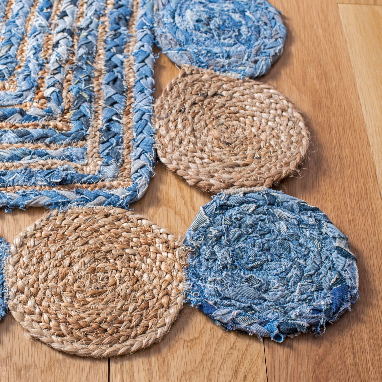 SAFAVIEH Cape Cod Kyle Geometric Area Rug, Blue/Beige, 5' x 7' Oval