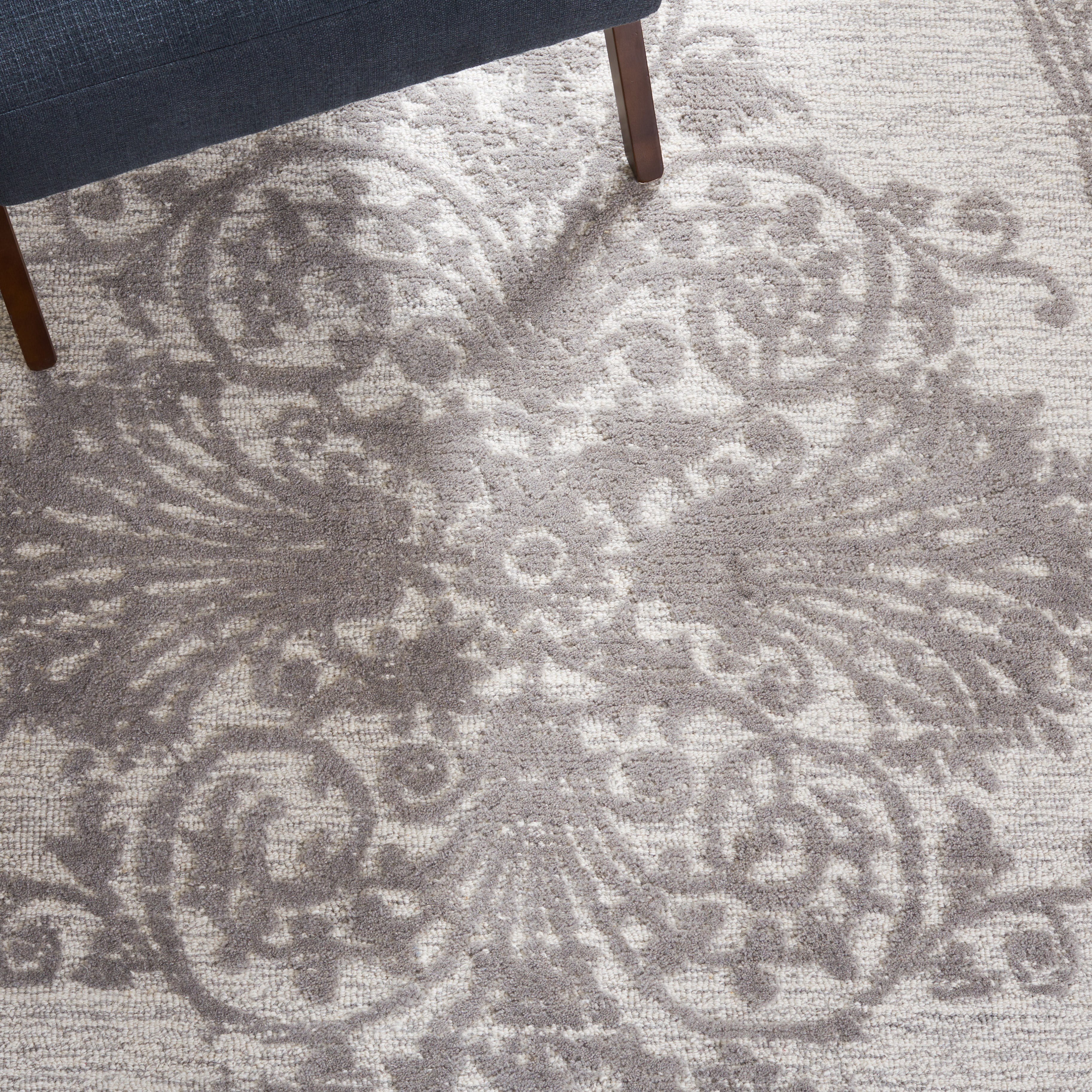 SAFAVIEH Metro Gertrude Medallion Area Rug, Dark Grey/Ivory, 4' x 6'