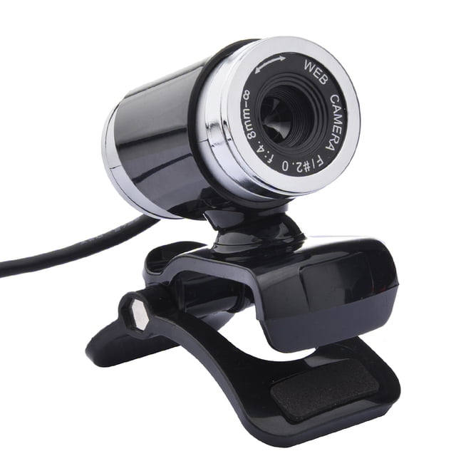 camera web cam computer con micrófono 480p computadora y oficina Vista 3/4 frontal de webcam negra con lente metálica plateada, cuerpo cilíndrico montado en clip ajustable para monitor, cable USB visible; anillo de lente marcado '8mm' y 'WEB CAMERA', adecuada para videollamadas y uso en oficina o computadora.