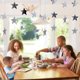 thumbnail image 5 of Guirnalda de estrellas brillantes para decoración de fiestas, 130 pies de estrellas doradas brillantes colgantes, telón de fondo para compromisos, bodas, baby showers, cumpleaños y Navidad., 5 of 5