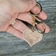 thumbnail image 5 of Llavero de Corazón y Melocotón para San Valentín | Llavero de Aleación con Forma de Corazón para Mochila, Bolso y Móvil | Regalo Romántico para Parejas | 9,5 X 4 Cm | Rosa, Rojo, Blanco, Dorado, 5 of 6