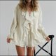 thumbnail image 4 of Traje de Dos Piezas para Mujer con Cuello en V Francés, Camisa Holgada con Volantes y Pantalones Cortos Beige M, 4 of 10
