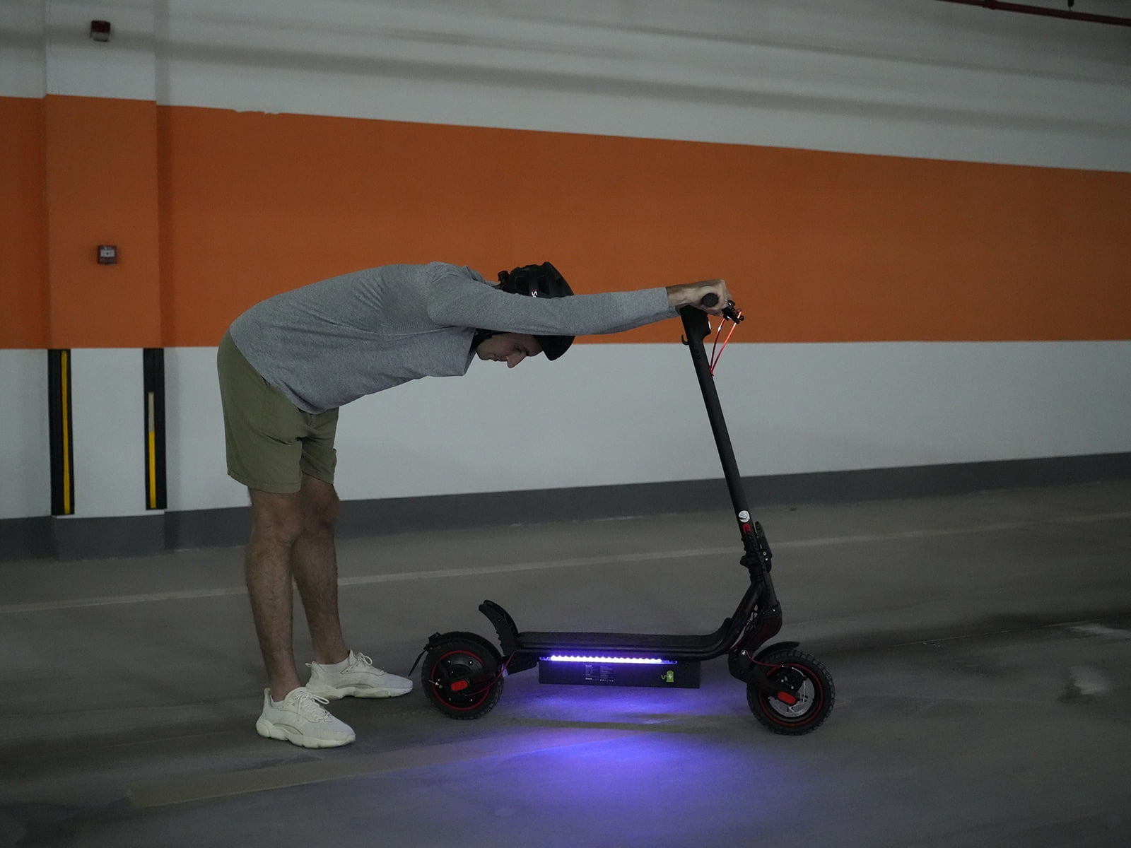 Rolldustry R8 Electric Scooter for Adults, 750W 9.3" Tire, Max 25 Mph Speed 26 Miles Range E scooter with Ambient Lighting, Suspension Systems