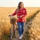 thumbnail image 2 of Tops de mujer plus size Agnes Orinda con rayas de teñido anudado, cuello en V, mangas 3/4, blusas casuales 2X rojas, 2 of 8